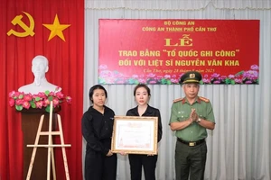 Trao Bằng Tổ quốc ghi công cho Thiếu tá Nguyễn Văn Kha hi sinh khi làm nhiệm vụ