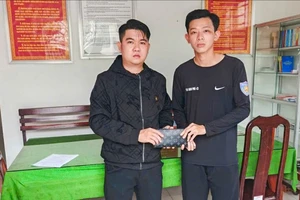 Chiến sĩ Cảnh sát cơ động nhặt được ví tiền, trả lại người đánh rơi
