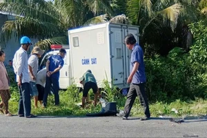 Xe máy va chạm xe chở phạm nhân, 1 người tử vong