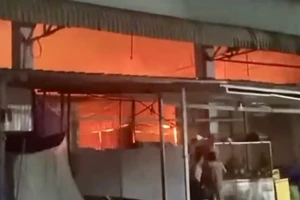 Cháy chợ Bình Hàng Tây ở Đồng Tháp lúc rạng sáng 