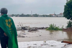 Sạt lở cuốn 4 căn nhà xuống sông Tiền trong đêm