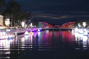 Cần Thơ trình diễn thả đèn nước và ghe Cà Hâu