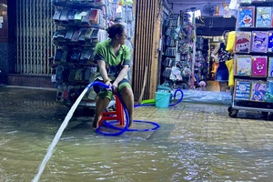 Triều cường liên tục lập đỉnh, người dân Cần Thơ quay cuồng chống ngập