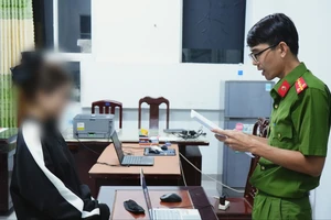 Sợ lộ thông tin nhạy cảm, cô gái dàn cảnh cướp điện thoại của người yêu cũ