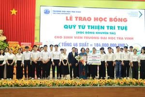 Trường đại học Trà Vinh trao gần 200 suất học bổng nhân Ngày Nhà giáo Việt Nam