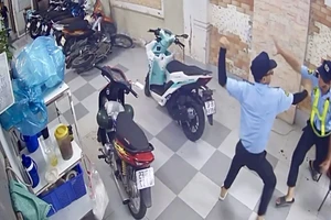 Mâu thuẫn với đồng nghiệp, bảo vệ quán hải sản bị đâm tử vong