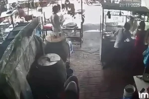 Buồn chuyện gia đình, người bán vé số vô cớ tấn công bằng dao 1 phụ nữ mang thai 