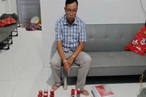 Tạm giữ người đàn ông làm giả hàng chục con dấu 