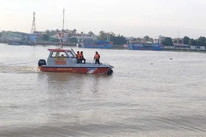 Đồng Tháp: Ca nô tự chế va chạm đò ngang trên sông Tiền, 1 người mất tích