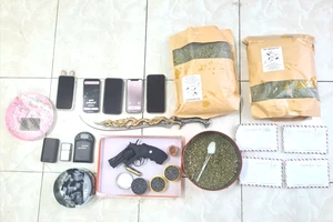 Công an Cần Thơ triệt phá hai tụ điểm ma túy, thu giữ súng và hơn 1.400 viên đạn