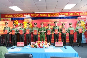 Công an TP Cần Thơ tiếp nhận, phong cấp bậc hàm cho lực lượng an ninh hàng không