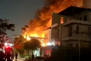 Kịp thời dập tắt đám cháy trong khu dân cư ở TP Cần Thơ 