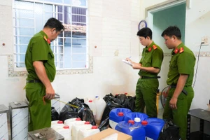 Video: Cần Thơ triệt phá đường dây sản xuất, buôn bán nước hoa giả quy mô lớn