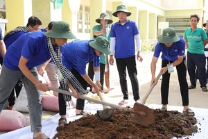 Sinh viên về làng chỉ nông dân làm phân hữu cơ từ những thứ bỏ đi