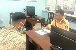 Tài xế xe khách buông tay lái gây va chạm bị phạt 5 triệu, trừ điểm bằng lái