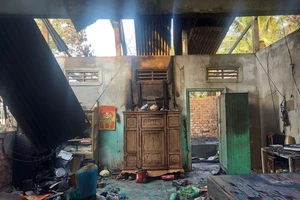 Bị la rầy, cháu chế tạo bom xăng gây cháy nhà ông ngoại