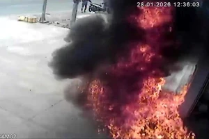 Bắt người đàn ông ném bom xăng vào nhà dân gây cháy xe tải