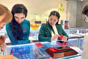 Ngày Vía Thần Tài: Người dân Cần Thơ xếp hàng mua vàng từ sáng sớm