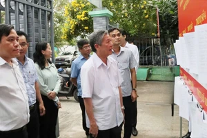Bí thư Tỉnh ủy Đồng Tháp kiểm tra công tác chuẩn bị bầu cử tại cơ sở