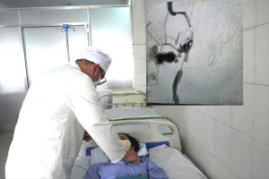 Thả 9 vòng xoắn kim loại cứu bệnh nhân ung thư vòm hầu xuất huyết nguy kịch