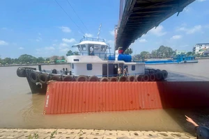 Sà lan vướng dây điện trên kênh Chợ Gạo, 1 container rơi xuống kênh