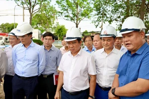 Chủ tịch UBND TP.HCM: phải đẩy nhanh tiến độ bàn giao mặt bằng dự án Vành đai 2