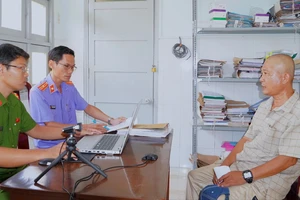 Khởi tố tài xế không có giấy phép lái xe, vi phạm nồng độ cồn còn xúc phạm CSGT