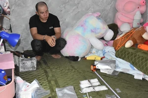 Bắt quả tang 2 người vận chuyển ma tuý, thu giữ súng có đạn đã lên nòng