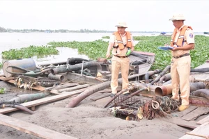 Nhiều người trên 7 tàu hút cát nhảy xuống sông bỏ trốn khi gặp công an 