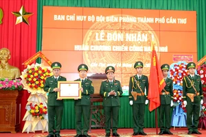 Bộ đội Biên phòng TP Cần Thơ đón Huân chương Chiến công hạng Nhì