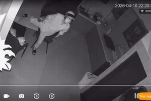 Bắt giữ 2 người trộm túi xách hàng hiệu, phát hiện thêm súng tự chế