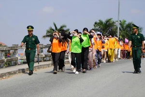 Tiếp nhận 226 công dân Việt Nam do Campuchia trao trả qua cửa khẩu Dinh Bà