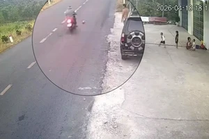 Va chạm với quả bóng lăn ra đường, người đi xe máy tử vong