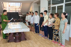 Công an TP Cần Thơ bắt 10 người trong nhóm cướp giật ở Tân Huê Viên