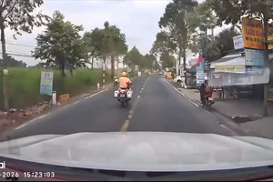 Cảnh sát dùng mô tô đặc chủng dẫn đường đưa thầy giáo bị nhồi máu cơ tim đi cấp cứu