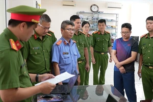 Bắt quả tang cán bộ thuế nhận 100 triệu đồng của doanh nghiệp
