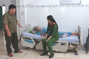 Bé gái nghi bị loạn thần vì nhiều ngày sử dụng điện thoại, không ngủ 