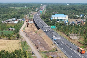 Dự án mở rộng cao tốc TP.HCM – Trung Lương – Mỹ Thuận thiếu mặt bằng, khát vật liệu