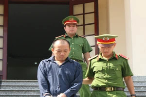 Hiếp dâm bé gái là ân nhân vừa cứu giúp vợ mình