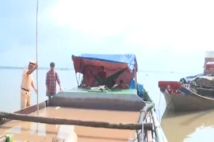 Bắt 2 phương tiện hút trộm cát trên sông Cổ Chiên