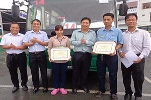 Trao bằng khen cho hai nhân viên xe buýt tử tế