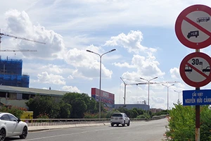 Hạn chế xe để sửa cầu vượt Nguyễn Hữu Cảnh