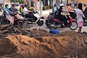 TP.HCM dọn dẹp 'lô cốt' đón tết