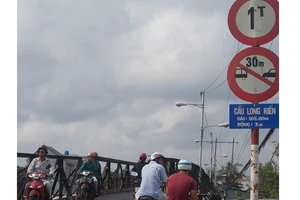 Hồi hộp qua cầu sắt cũ, chờ sập