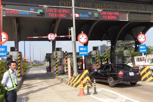 Xe đi xét được dán thẻ thu phí không dừng