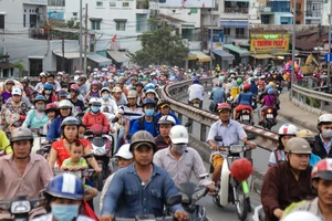 Cầu Nhị Thiên Đường 2: Kẹt xe sáng, trưa, chiều, tối