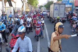 Xe máy chạy 2 chiều về Gò Vấp, đường Nguyễn Kiệm... kẹt