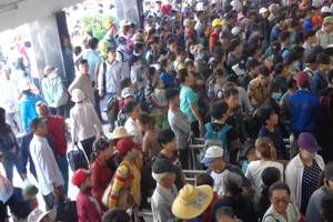 Đông nghẹt khách dồn về bến xe miền Tây 