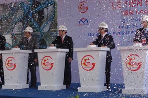 Robot khủng bắt đầu đào ngầm tuyến metro số 1