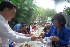 Cà phê sáng 'nóng' chuyện mở rộng đường quanh sân bay